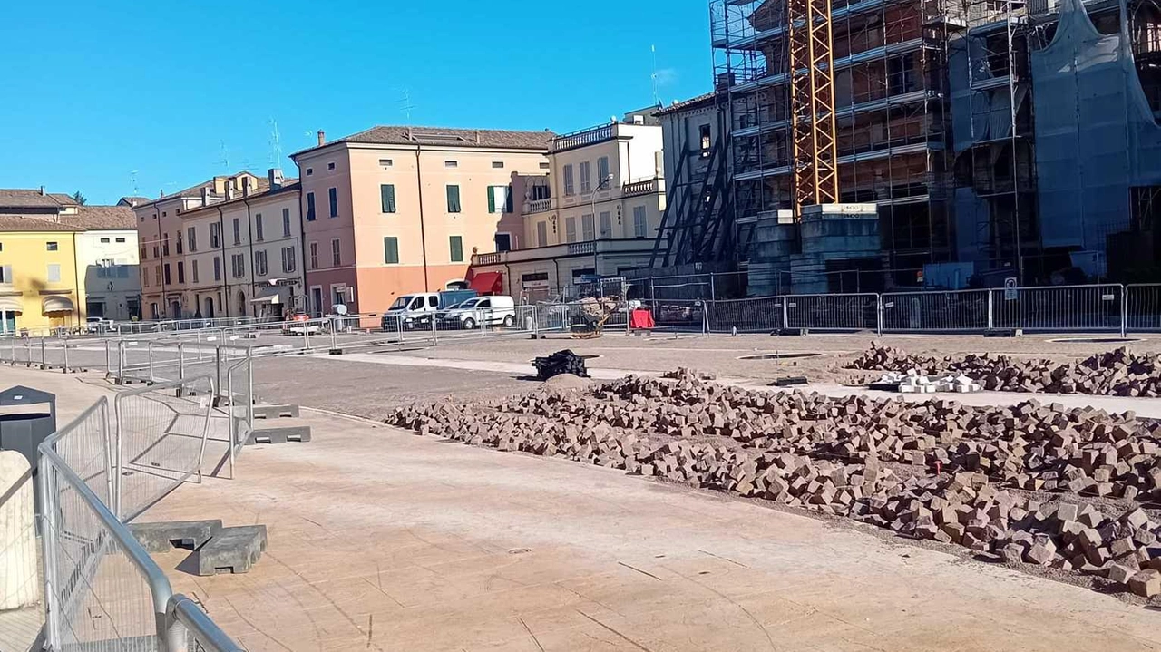 I lavori in piazza Garibaldi dove verranno installati gli addobbi natalizi