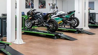 L’interno dello stabilimento di Energica