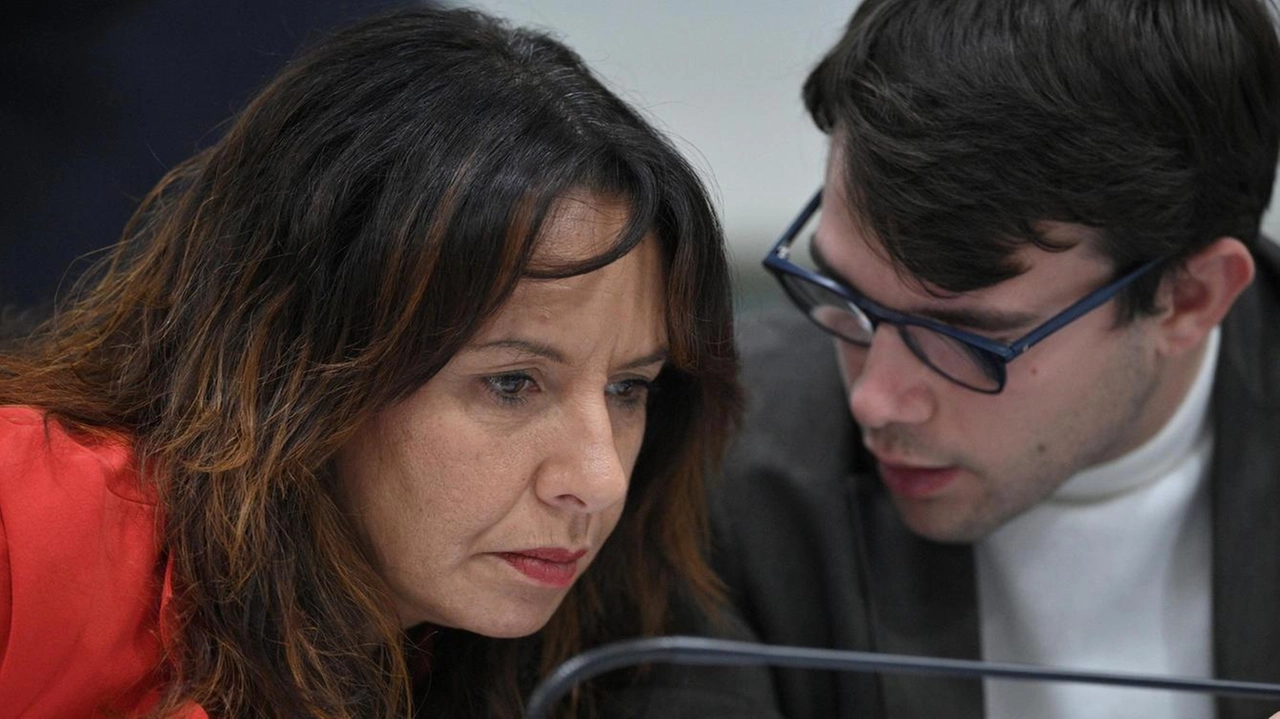 L’assessore Orlanda Latini con il collega Marco Battino in consiglio comunale