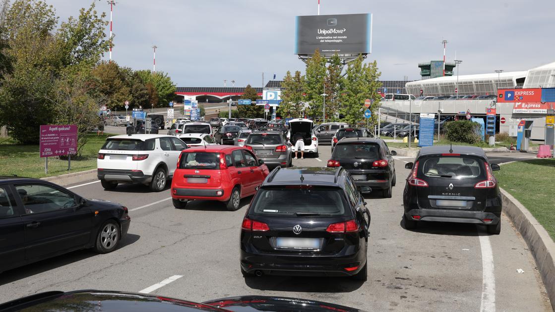 Aeroporto di Bologna, code e traffico in tilt alla rotonda: odissea fra ostacoli e cantieri