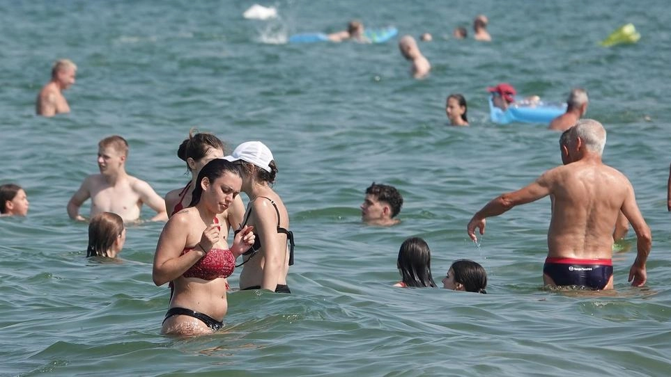 Tutti al mare per combattere l’afa. La nuova ondata di caldo andrà avanti per almeno una settimana, con temperature massime oltre la media