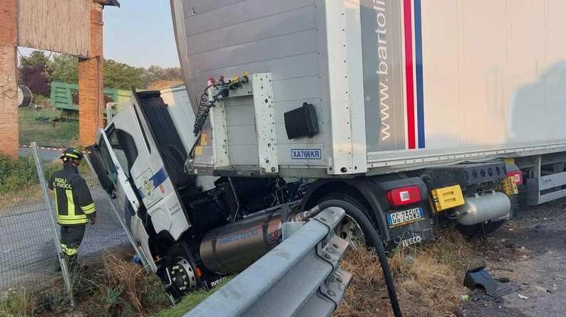 Incidente tra due mezzi pesanti sull'A1 causa caos nella circolazione tra Reggio Emilia e Valsamoggia. Coinvolto camion a Gnl, intervento delicato dei pompieri. Indagini in corso.