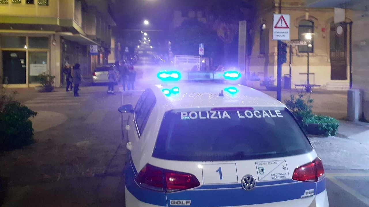 I controlli della polizia locale nel centro di Falconara