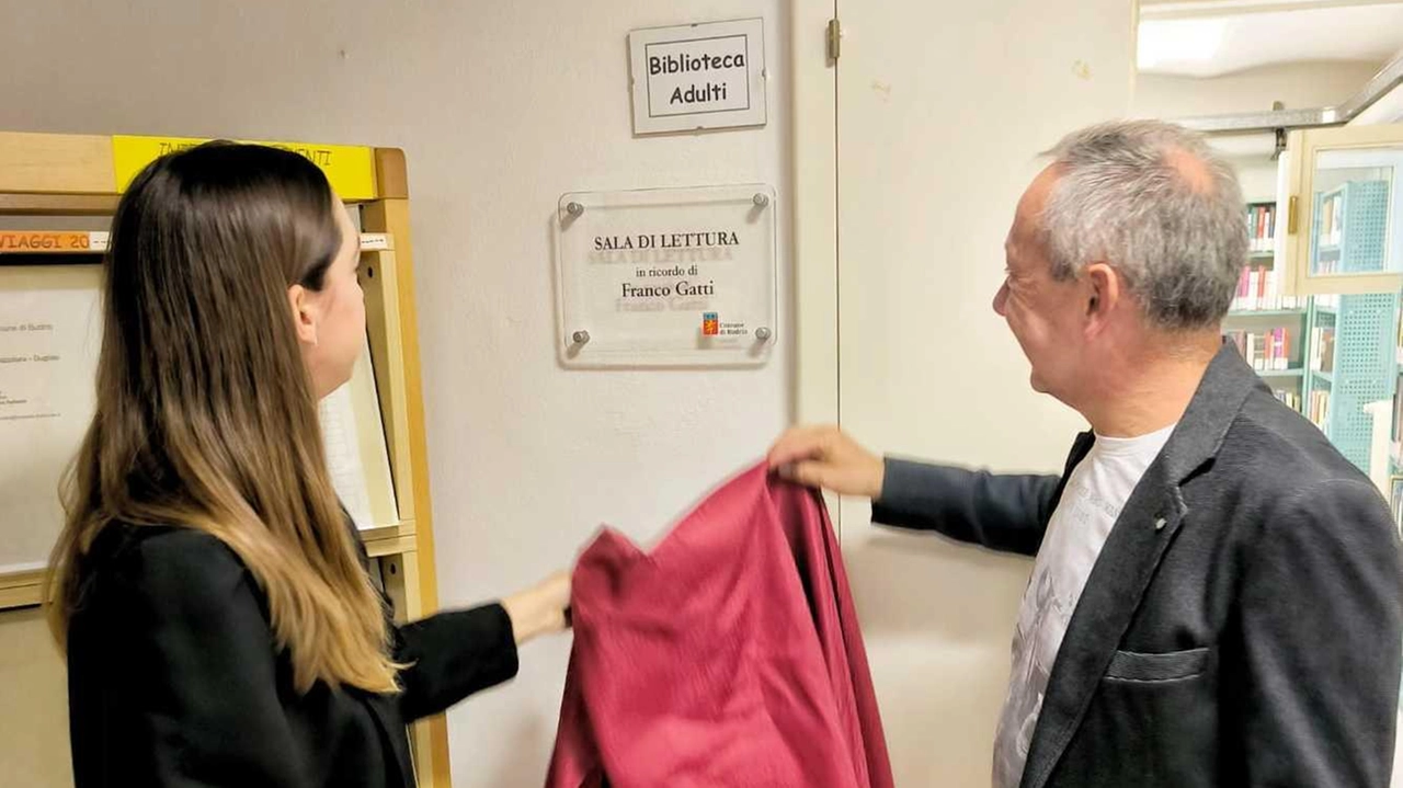 La sindaca Debora Badiali scopre la targa dedicata all’ex consigliere comunale Franco Gatti A lui è stata intitolata la sala della lettura della frazione di Mezzolara