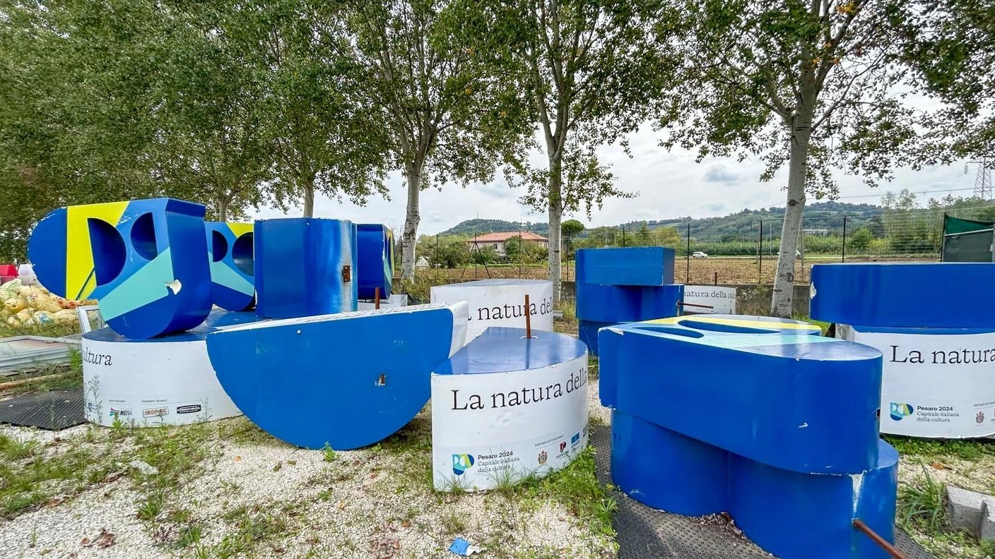 Se i sogni vanno in discarica. I totem, le panchine, le lampade tutto abbandonato in un campo