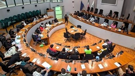 L'Assemblea legislativa delle Marche riavvia il progetto educativo "Conoscere il Consiglio" per avvicinare gli studenti alle istituzioni regionali. Visite formative e approfondimenti sull'importanza della partecipazione civica.