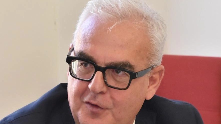 Il consigliere regionale Romano Carancini critica duramente il governatore Acquaroli e l'assessore Saltamartini per la mancanza di trasparenza sui tempi di attesa sanitari nelle Marche, risultando tra le peggiori regioni italiane secondo la Fondazione Gimbe. Carancini annuncia un'interrogazione per ottenere chiarimenti dalla giunta regionale.