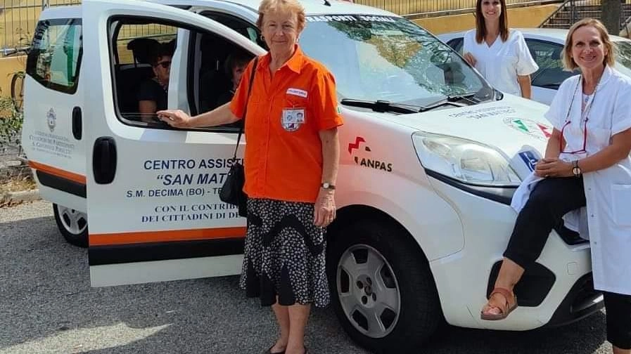 Addetti al trasporto degli anziani e personale sanitario davanti all’associazione ‘Un posto dove andare’