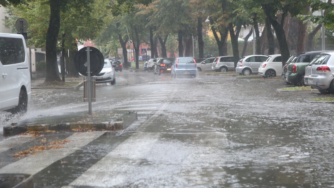 Maltempo a Cesena, allagamenti in viale Carducci (Foto Ravaglia)