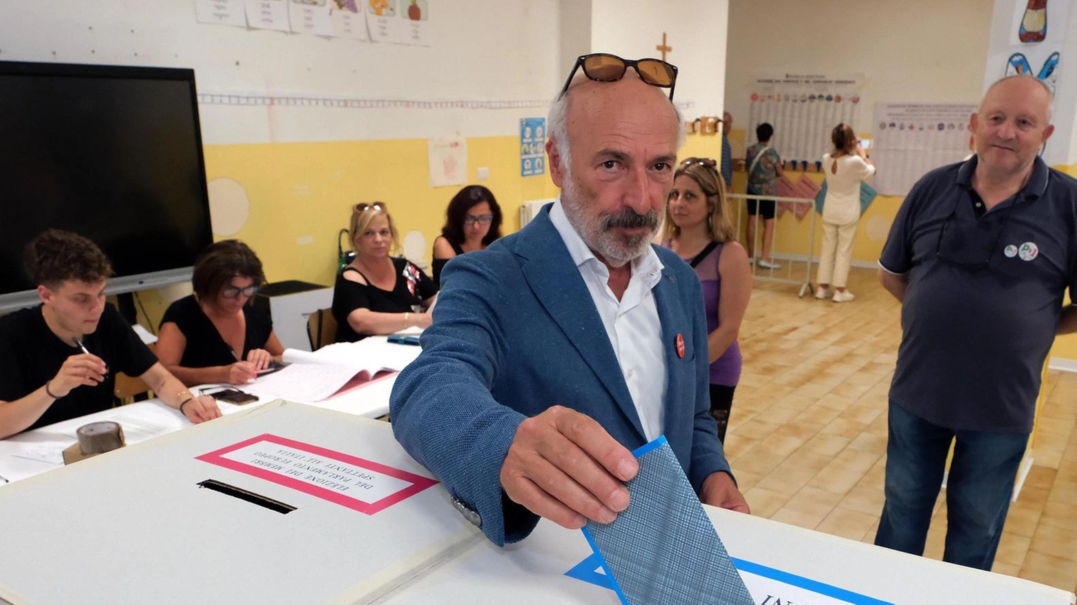 Quasi 42mila gli elettori ascolani mentre ’solo’ 40mila a San Benedetto . I primi dati sull’affluenza: sotto le cento torri ha votato uno su cinque.