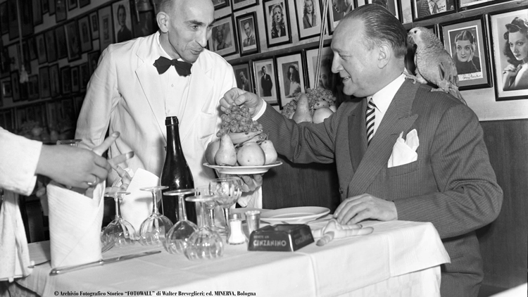 Mario Zurla col fedele pappagallo nel 1964 (foto di Walter Breveglieri)