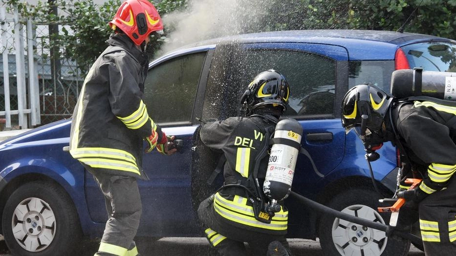 Quattro roghi in un mese. Un’altra Panda incendiata, l’ombra del piromane