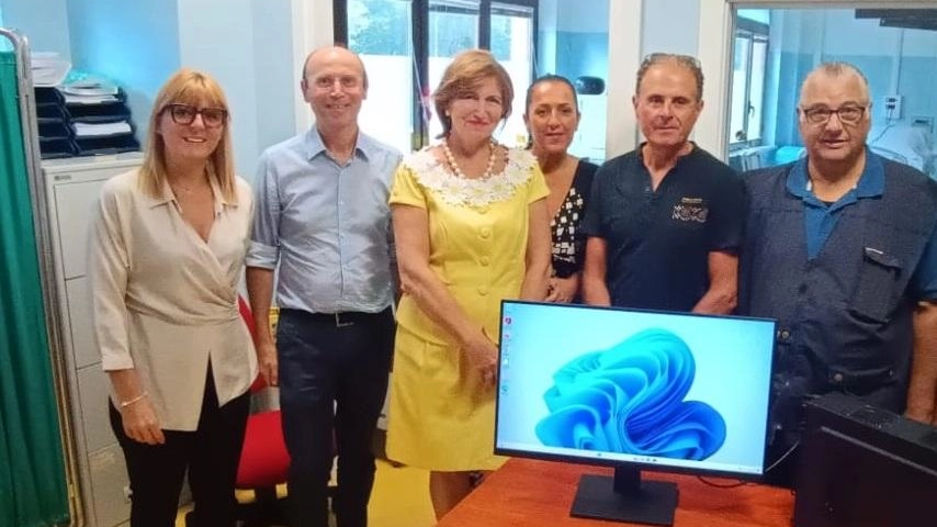 L'Ast di Fermo ringrazia il Camper club Sibillini-Amandola per la donazione di un pc alla Uoc di Nefrologia e Dialisi di Amandola, riconoscendo il valore del gesto per il personale sanitario e come segno di stima verso chi si impegna quotidianamente nell'assistenza ai pazienti.