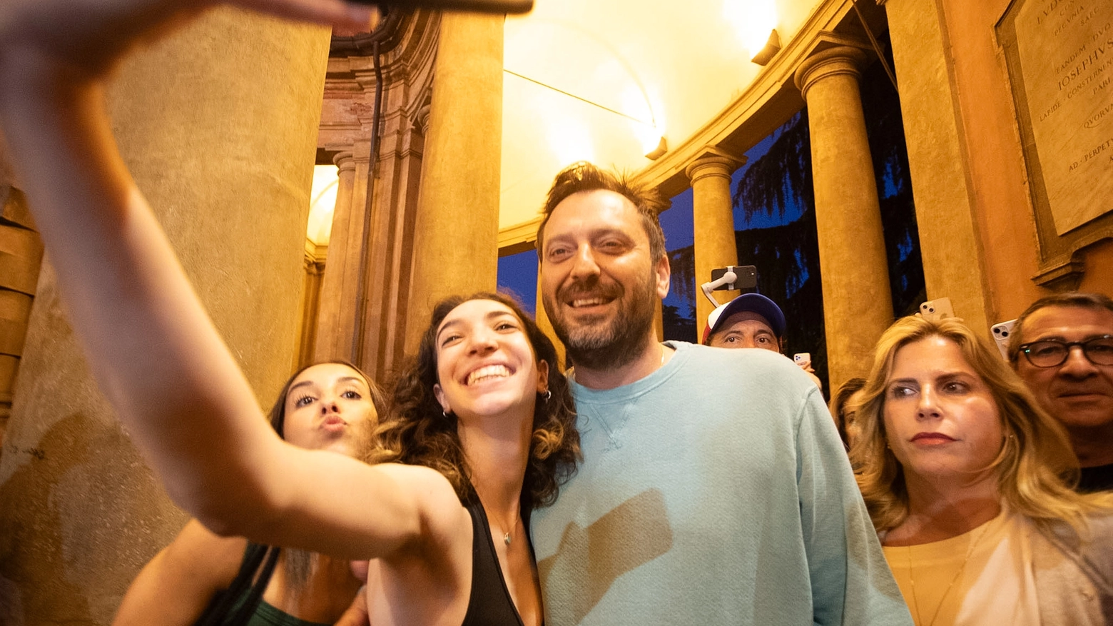 Cesare Cremonini, un selfie per l'iniziativa Luci a San Luca