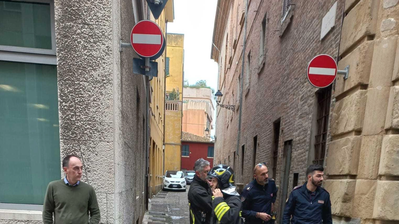 Esplosione, fiammata e allarmi che scattano. Attimi di paura in centro per una centralina Enel