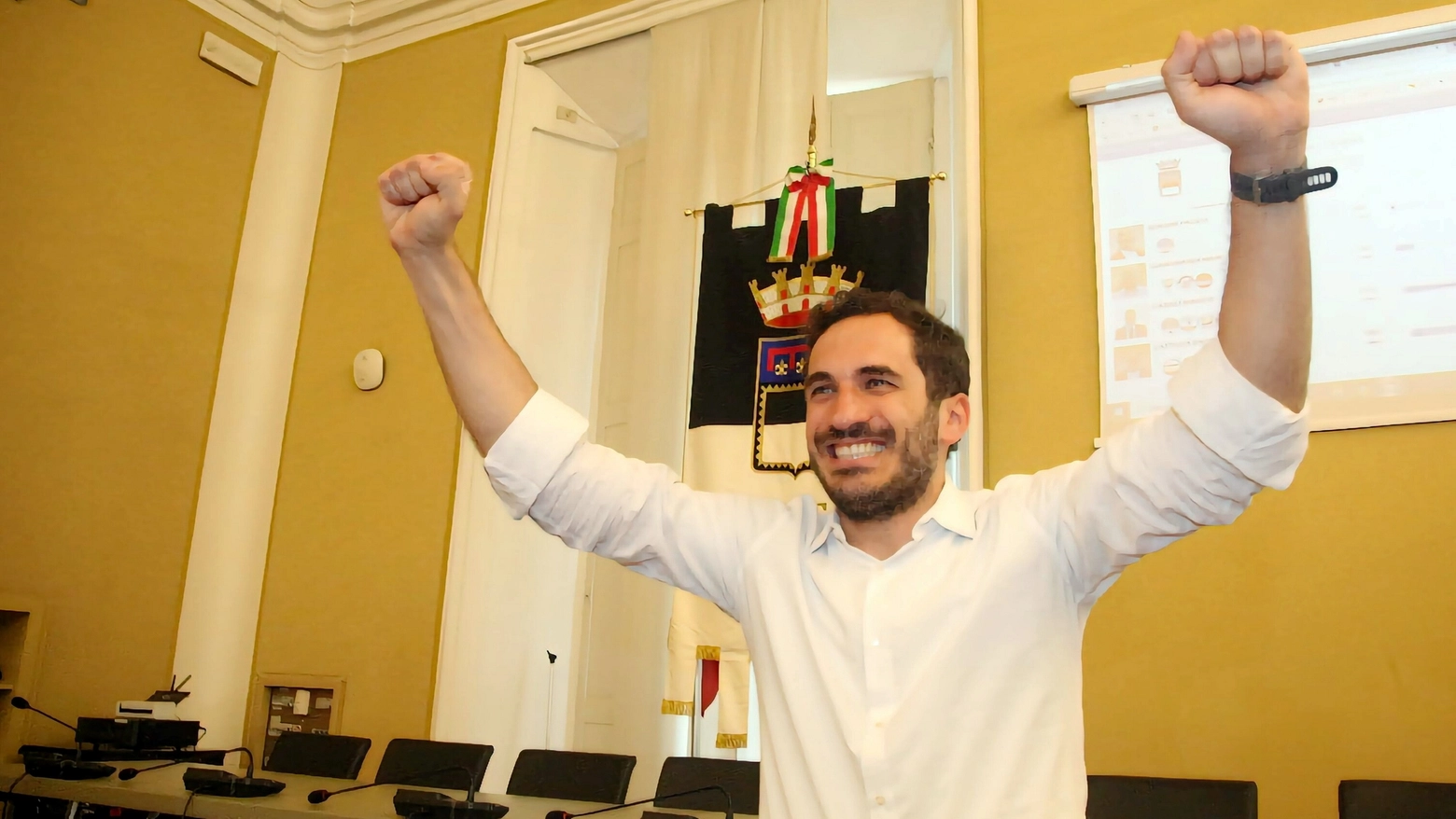 Enzo Lattuca esulta in consiglio comunale: è stato rieletto sindaco a Cesena (foto Ravaglia)