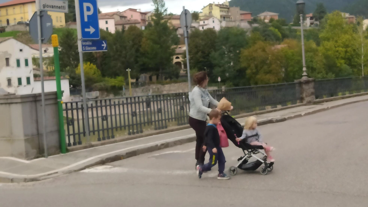 Il Comune di Santa Sofia riceverà oltre 131mila euro per il ripristino della via Giovannetti e dei marciapiedi del centro storico, grazie ai fondi regionali. Il progetto mira a migliorare la viabilità e la sicurezza stradale, con lavori previsti entro il 2024.