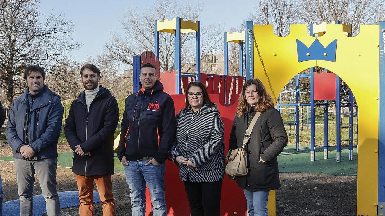 Inaugurata la nuova area giochi al parco Amendola di Modena, con un castello moderno e pavimentazione antitrauma.