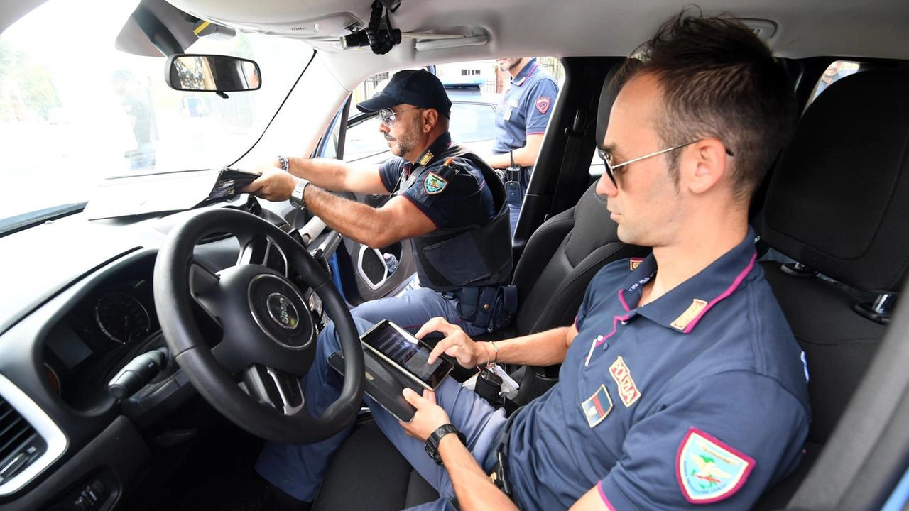 Tempestivo l’intervento dei falchi della Squadra Mobile della polizia (. foto d’archivio