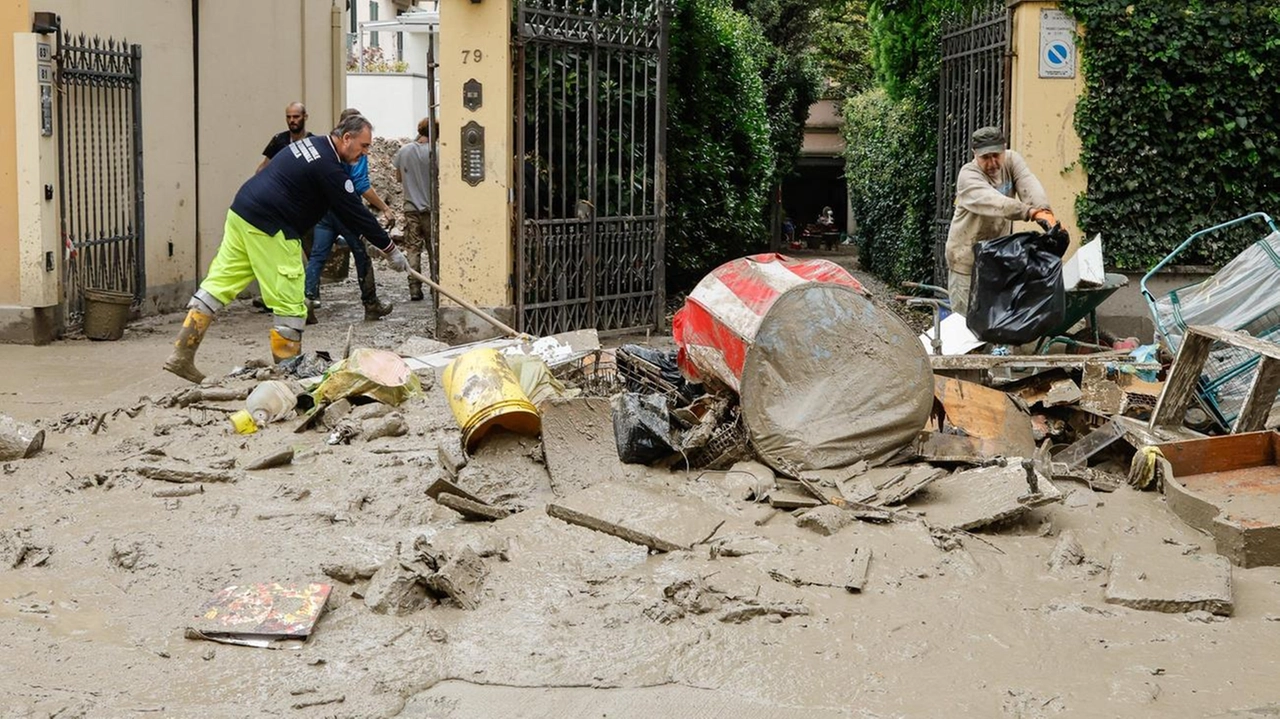 Il mobilio. accatastato fuori dalle abitazioni in attesa del ritiro