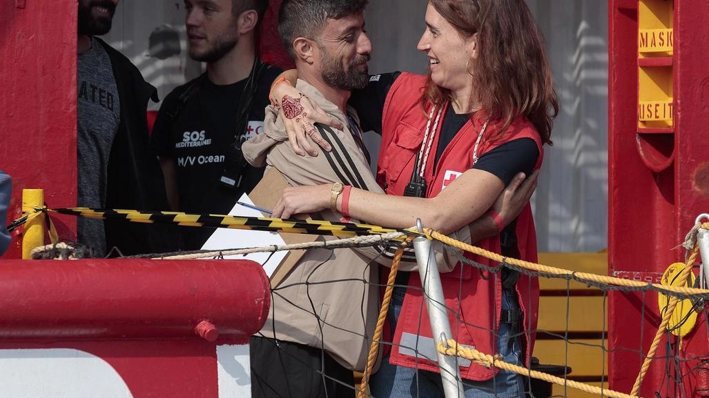 Macchina rodata per l’arrivo dei profughi a bordo della nave . Ocean Viking, provenienti da Egitto, Pakistan, Siria e Bangladesh.