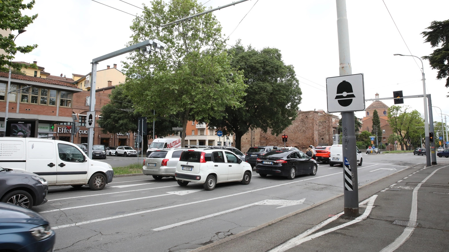 Autovelox in viale Berti Pichat (FotoSchicchi)