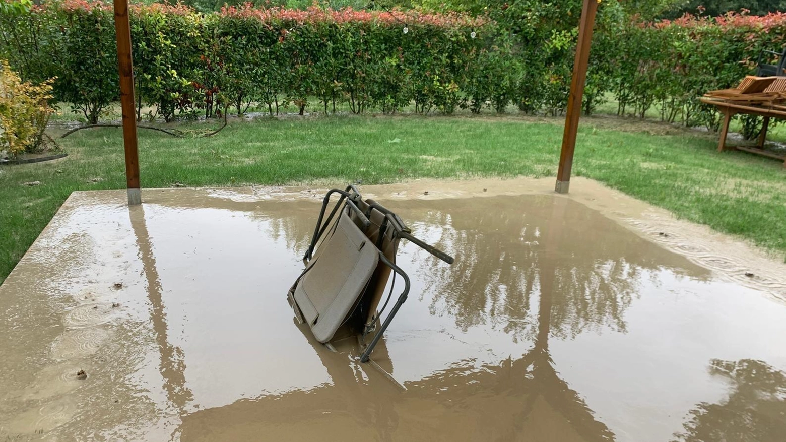 La famiglia Cavina si è ritrovata con un metro di acqua e fango in casa