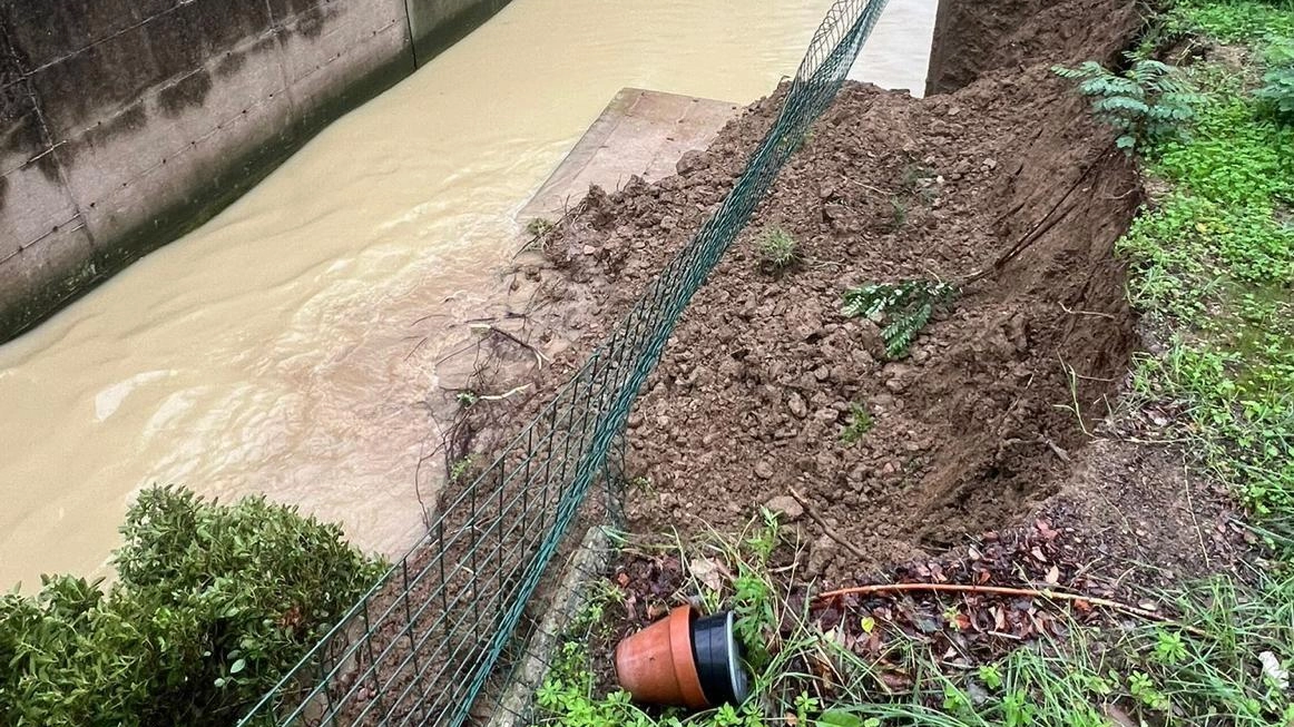 La parete crollata del canale sotto la spinta della terra