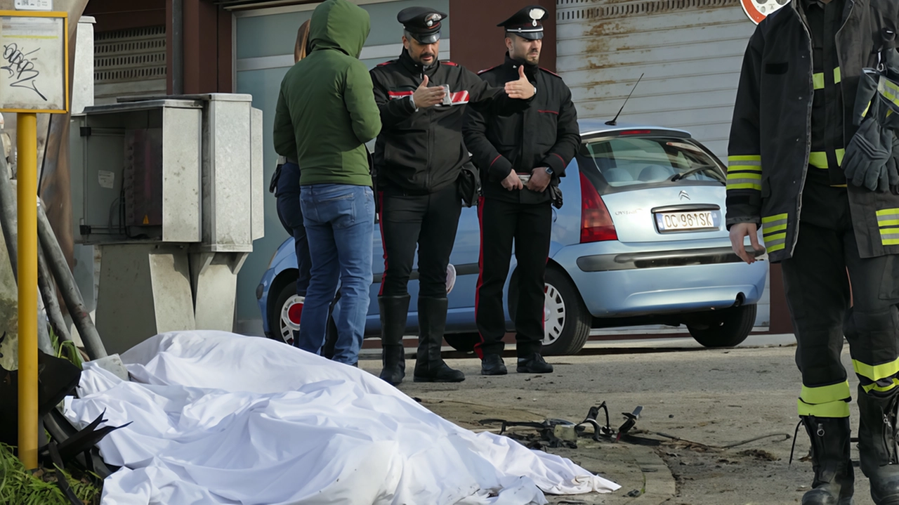 A Fabriano si è aperta la camera ardente per le vittime dello schianto di via Esino di una settimana fa. Oggi, in una città a lutto, alle 11 i funerali a cui prenderanno parte autorità e tanta gente commossa.