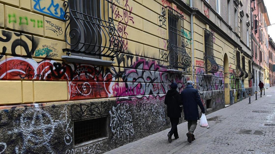 Graffiti, pulizia a spese dei cittadini: "Almeno il Comune pensi al degrado"