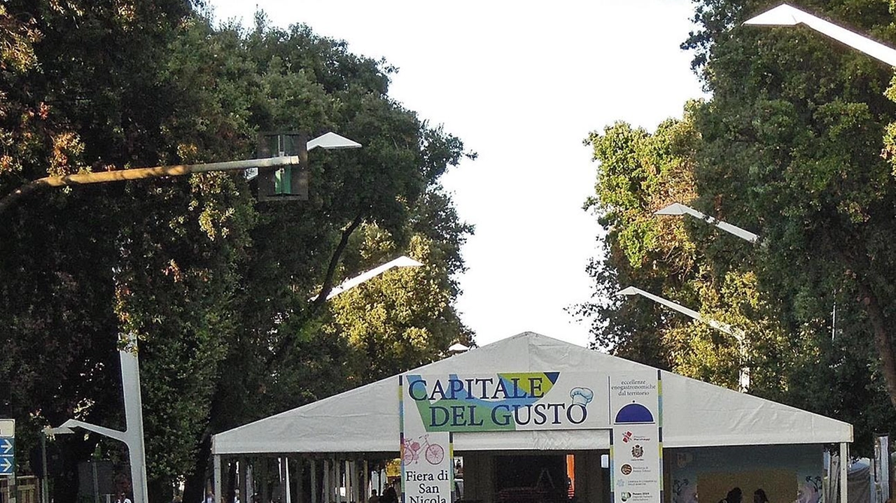 La Polizia locale ha sequestrato materiale contraffatto alla fiera di San Nicola, zona lungomare. Numerose persone sono fuggite abbandonando borse contenenti capi d'abbigliamento e scarpe contraffatte di marchi noti. Multate auto in divieto di parcheggio.