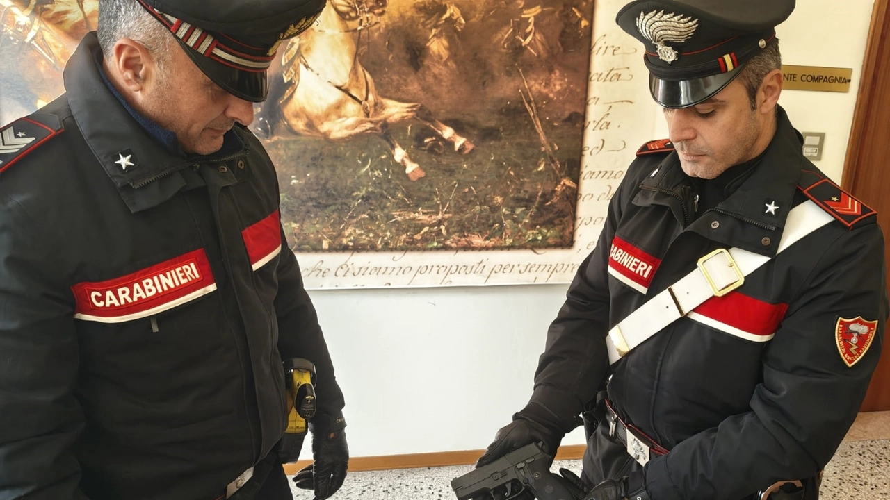 La pistola sequestrata dai carabinieri