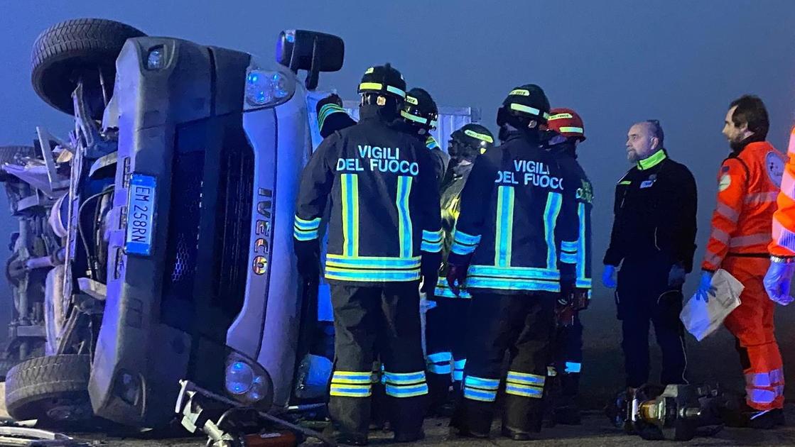 Schianto tra furgoni all’incrocio. Due feriti, rallentamenti al traffico