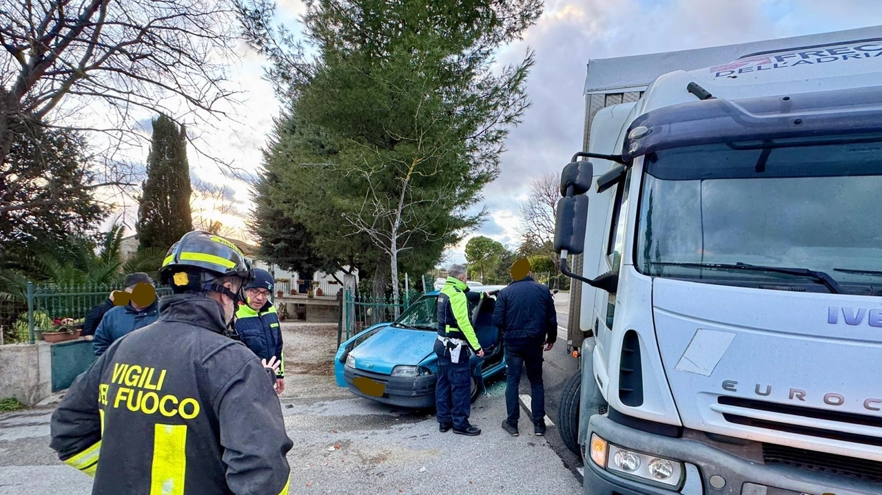 La Fiat Punto è rimasta schiacciata tra una recinzione e un camion che stava facendo manovra (foto Federico De Marco