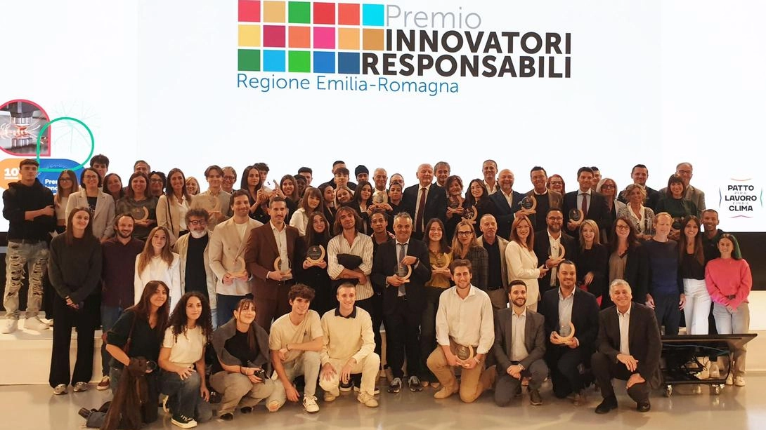 La foto di tutti i premiati da parte di Regione e Città metropolitana per l’innovazione sostenibile