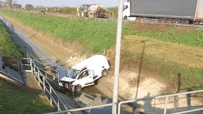 Scontro con un’auto, furgone vola nel canale