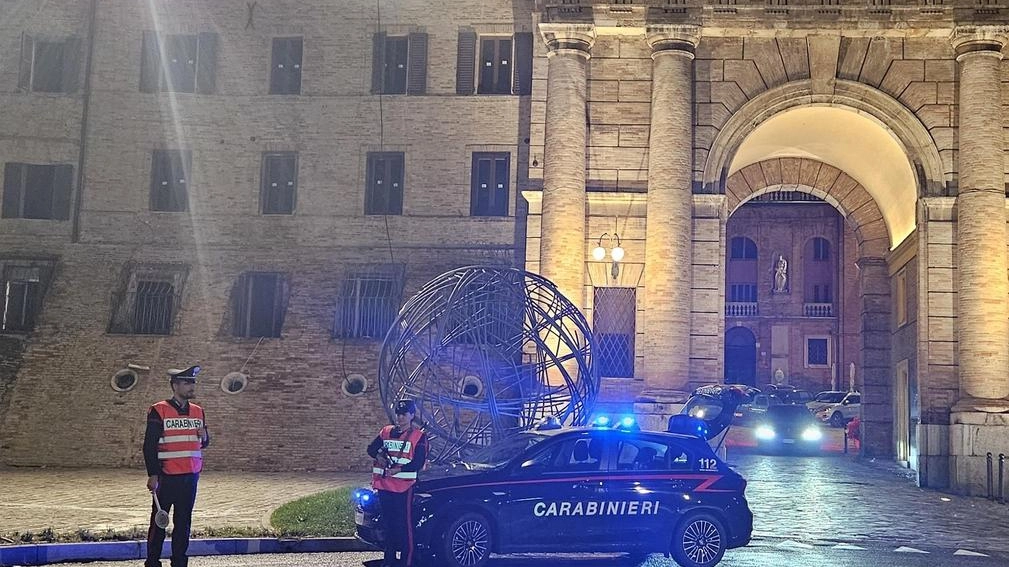 Un treiese fermato dai carabinieri: la refurtiva appena presa da una Smart. L’uomo deve scontare una condanna per la revoca della licenza di guida.