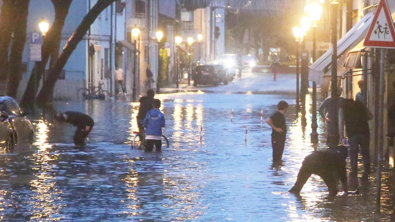 Il sistema fognario non regge. Cesenatico finisce sott’acqua. Monta la rabbia dei cittadini