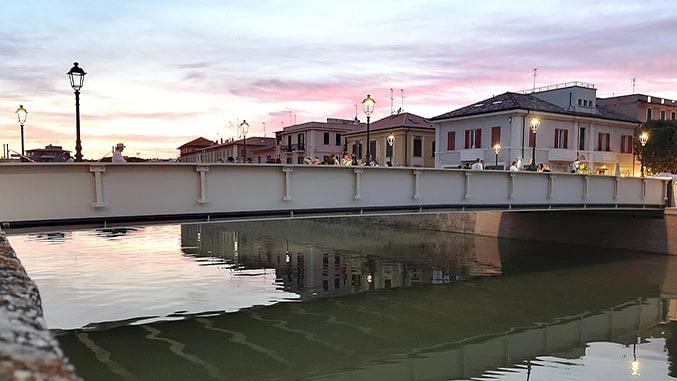 Il ponte 2 giugno: "Gravi irregolarità. Potrebbe ostacolare il deflusso dell’acqua"