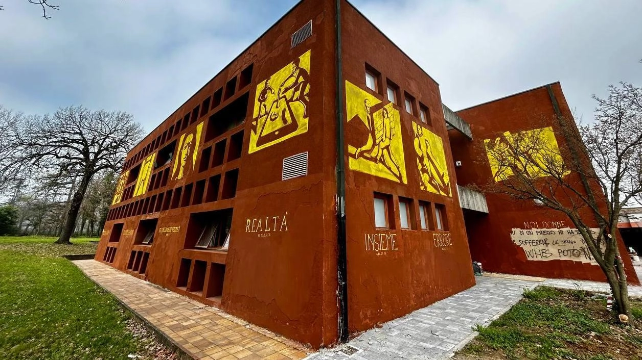 "Scuole Bursi, nessuna manutenzione delle facciate. Ma 14 murales nati dalle riflessioni degli studenti"
