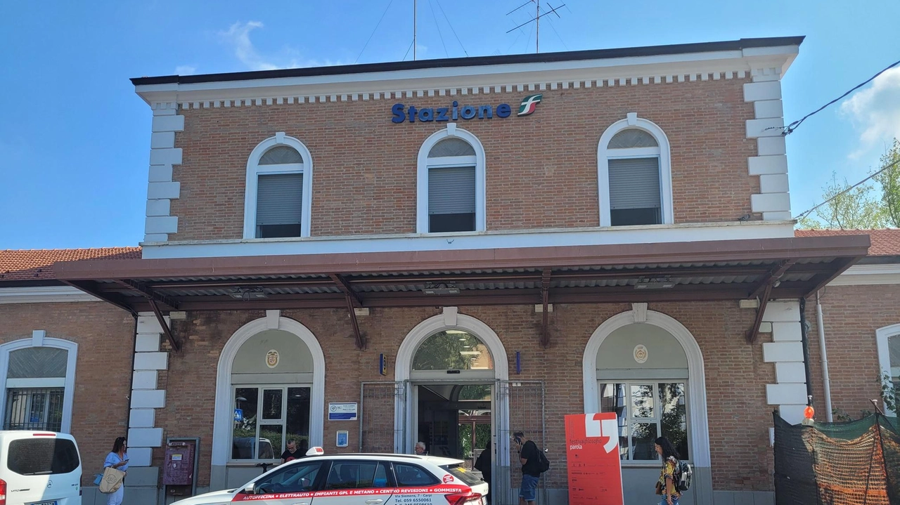 La stazione dei treni di Carpi. Ieri un guasto a un passaggio a livello ha causato problemi di traffico