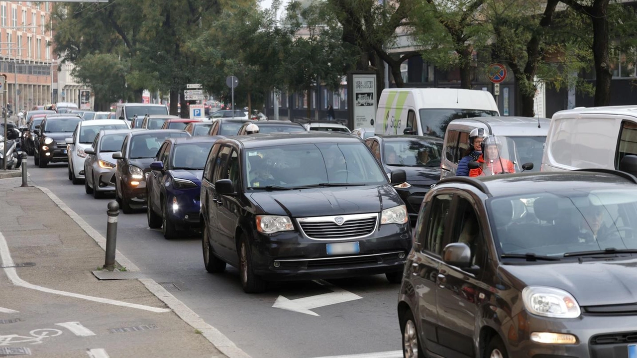 I viali di che circondano la città, sia che si arrivasse da est che da ovest, erano una fila interminabile di mezzi