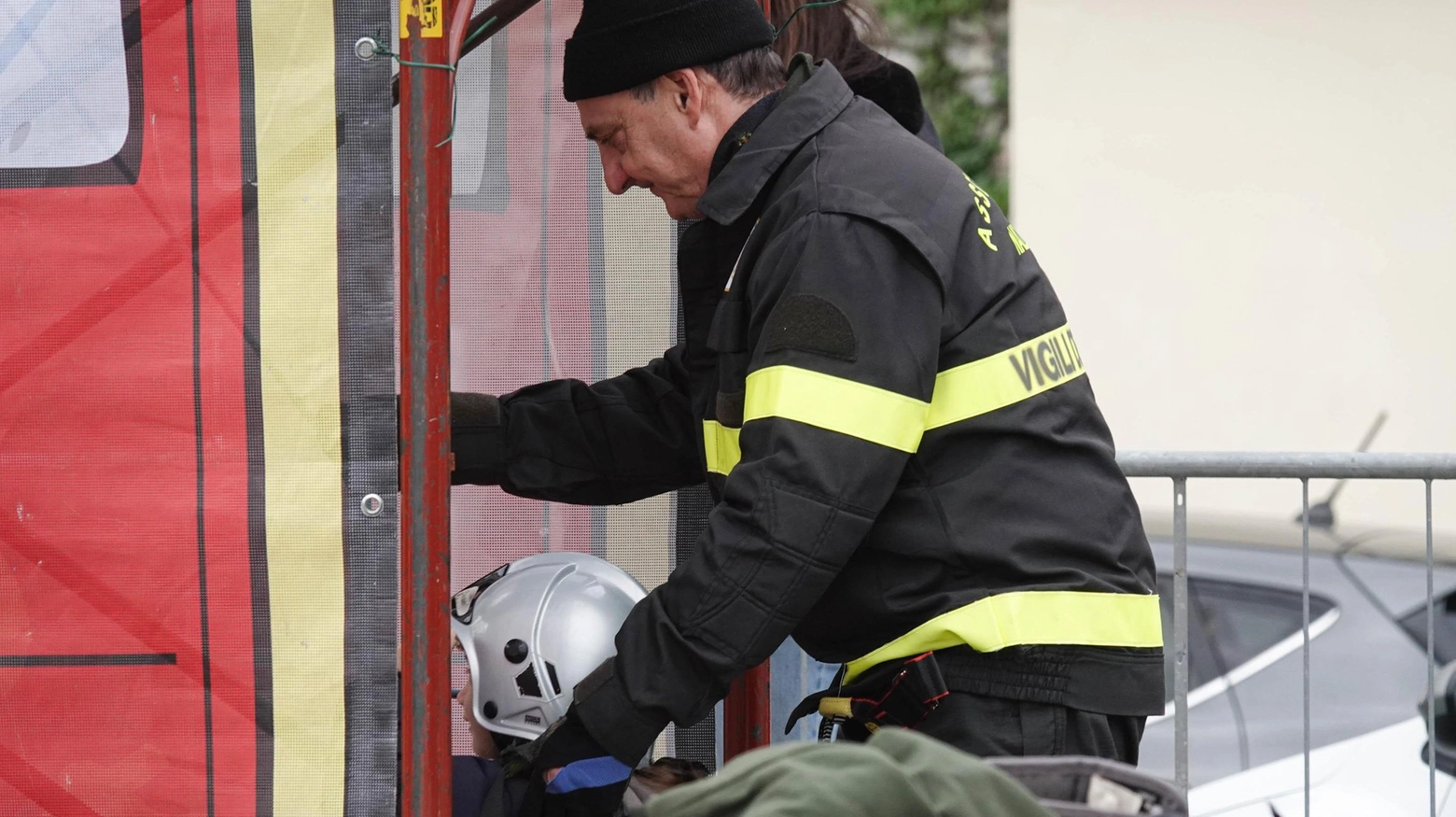 Le fiamme sono scoppiate nell’appartamento di due anziani nel palazzo Agec di Borgo Roma. La coppia è ricoverata in ospedale. Continuano le operazioni di spegnimento