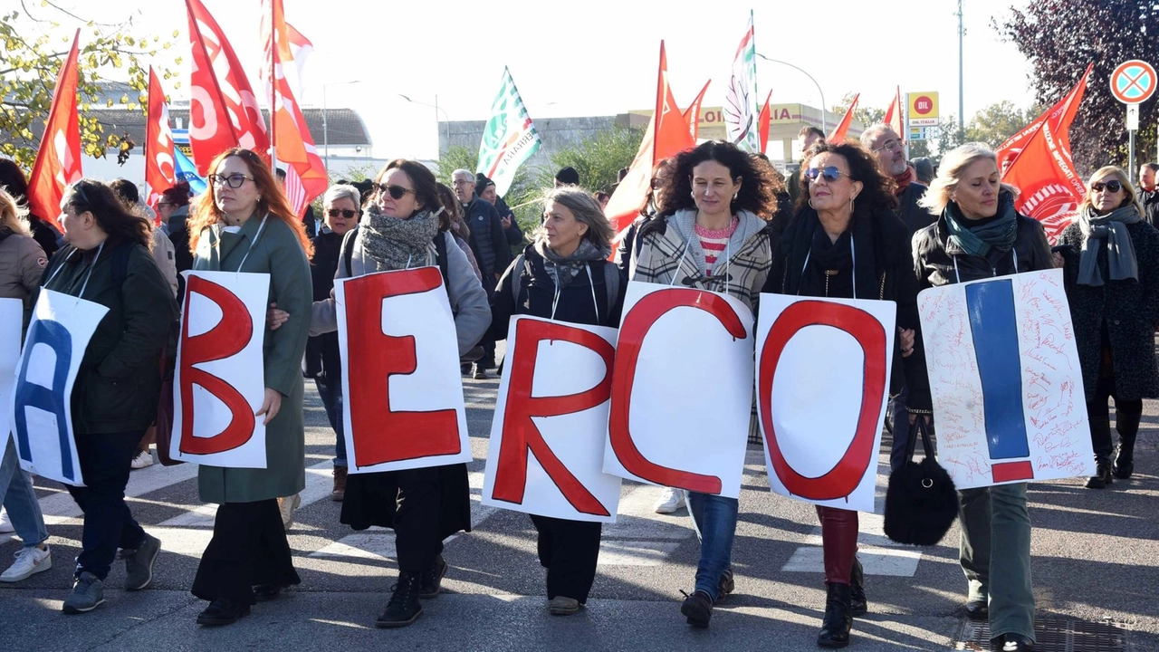 Oltre un migliaio di lavoratori hanno partecipato al corteo partito davanti ai cancelli dell’azienda copparese. I sindacati all’unisono: "La base per un confronto al ministero è cancellare subito i 480 esuberi" .