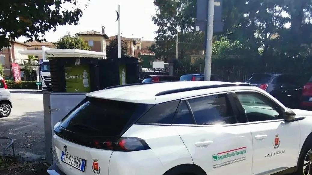 L’auto elettrica del Comune di Vignola che si rifornisce a Spilamberto