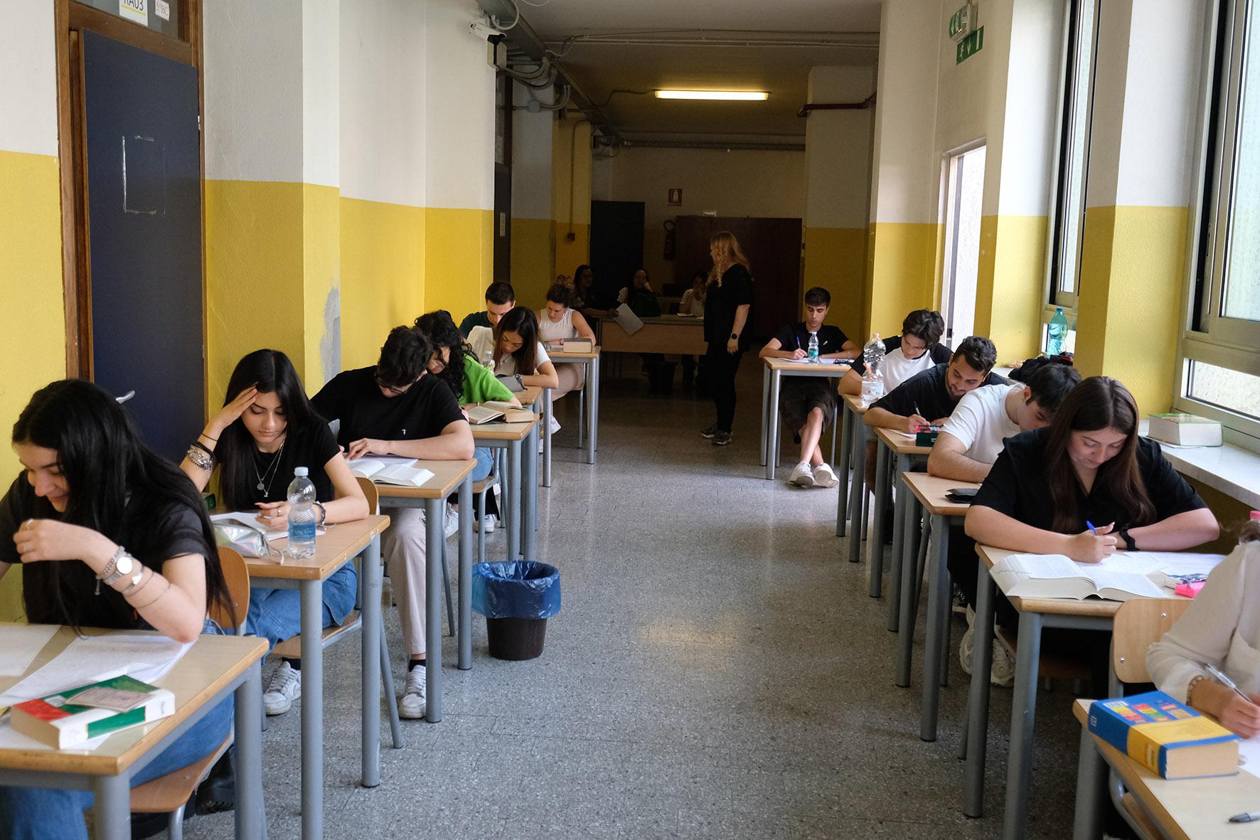 Maturità a Reggio Emilia, 3.888 studenti all’esame. Vietati cellulari e orologi smart
