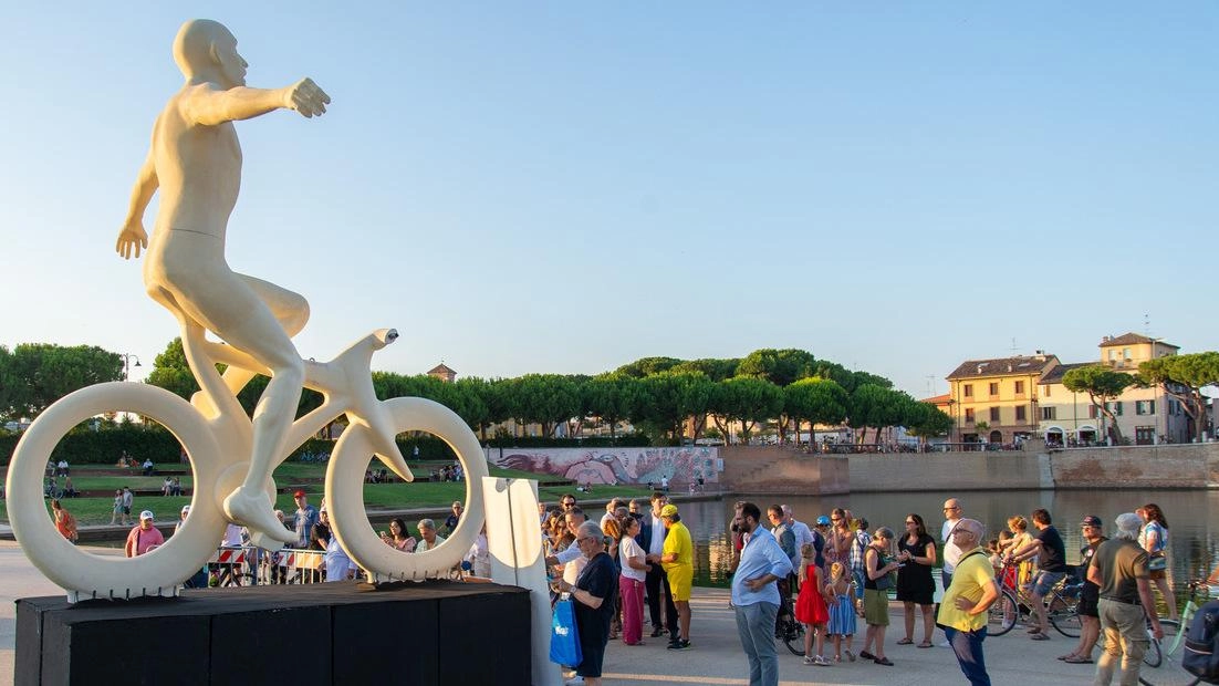 Le braccia al cielo con Pantani. Ecco la statua dedicata al Pirata: "Rimini in tv grazie al Tour in duecento paesi del mondo"