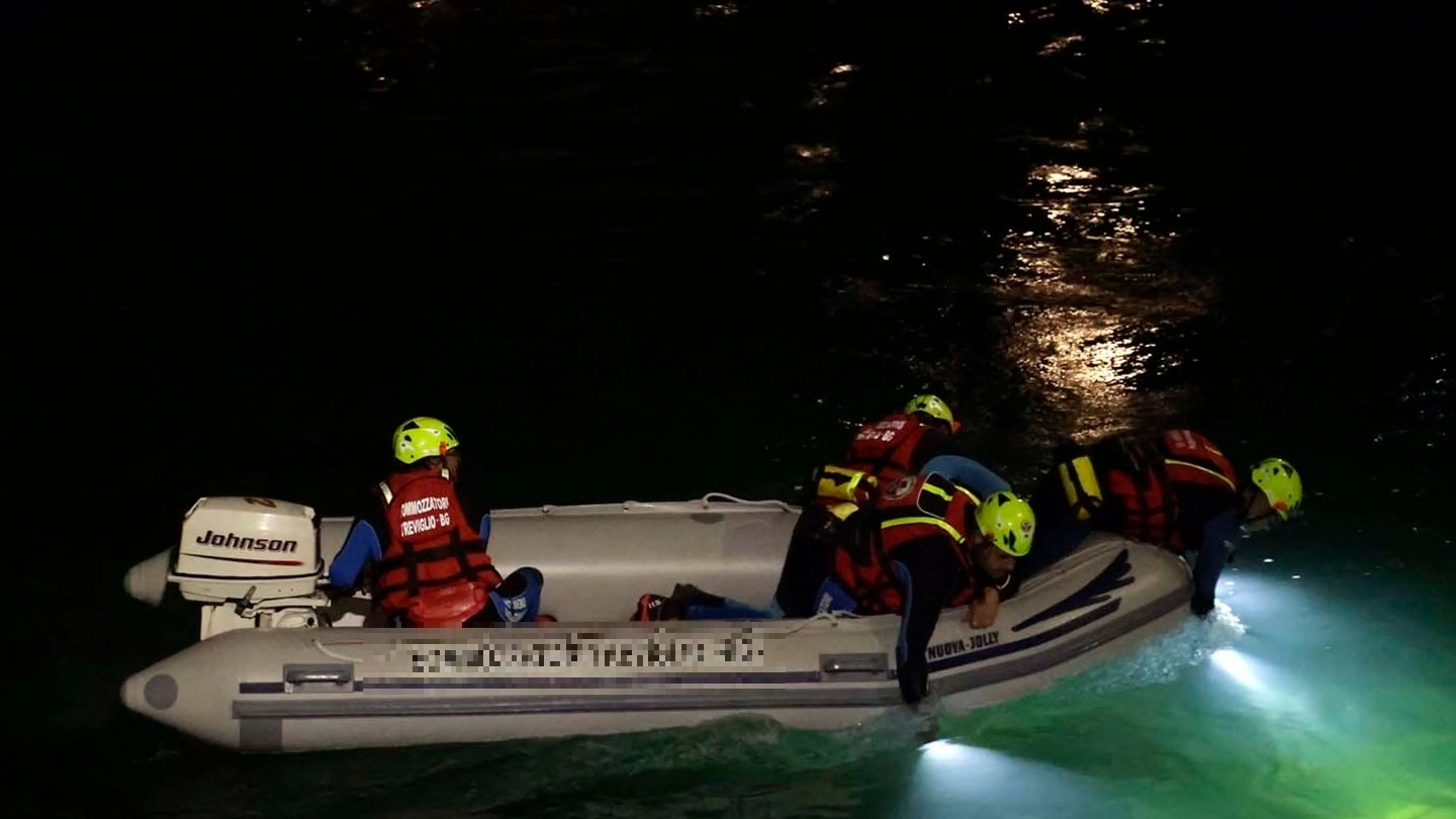 Ad aver dato l’allarme sono stati alcuni ragazzi in barca. Il ritrovamento nella tarda serata di ieri