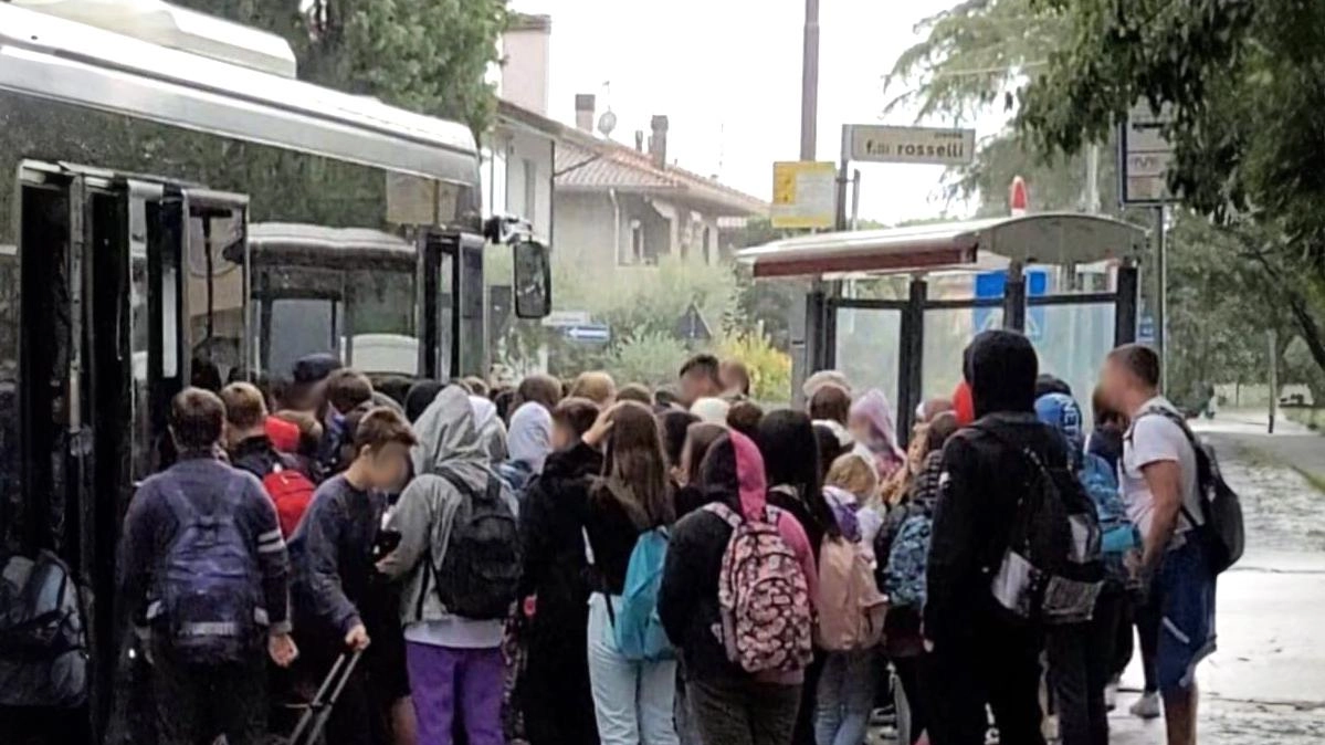 Il Comune corre ai ripari dopo i disagi e le proteste. La rabbia dei genitori: "Mossa tardiva, si doveva provvedere dal primo giorno"