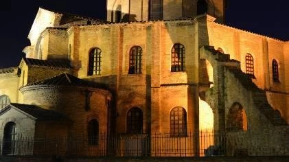 La Basilica di San Vitale. È possibile vederla di notte il venerdì dalle 21 alle 22.45 (ultimo ingresso) con il biglietto comulativo